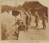 872559 Afbeelding van een groepje kinderen dat aan het spelvaren is met modelbootjes op de Kromme Rijn bij de ...